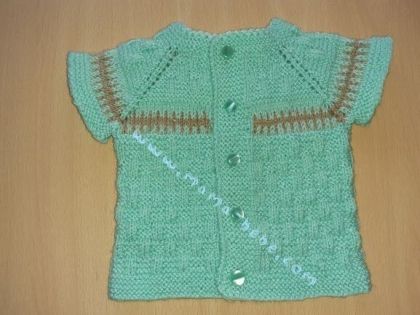Ръчно плетена бебешка жилетка с къс ръкав и предно закопчаване