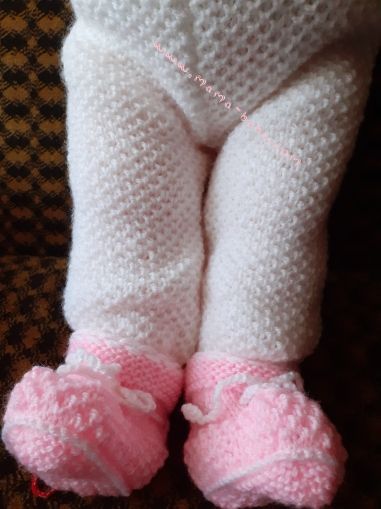 Ръчно плетени  панталон и терлички  за бебета 0- 12 месеца