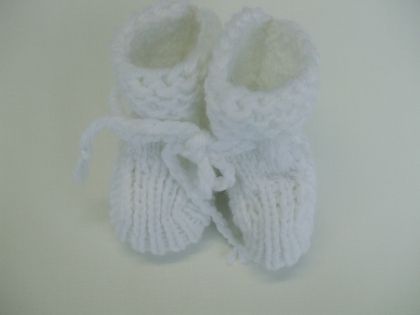 Ръчно плетени терлички  за новородено - бяло