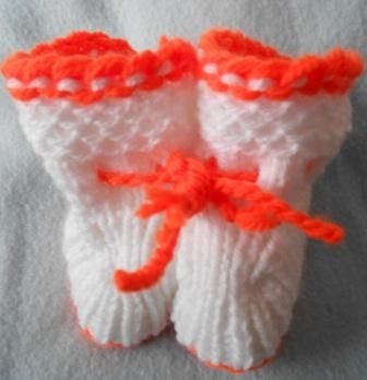 Ръчно плетени терлички  за новородено - бяло с оранж. С поръчка!
