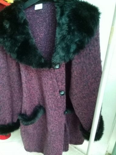 Дамска пелерина-пончо цвят :лилав меланж с черна кожена яка