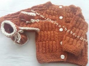 Комплект бебешка ръчно плетена жилетка с дълъг ръкав и терлички
