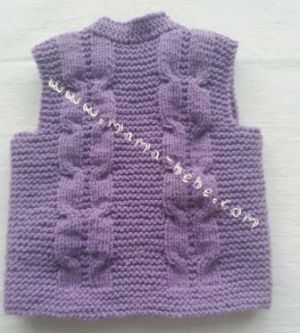 Комплект бебешка ръчно плетено елече с копчета и терлички