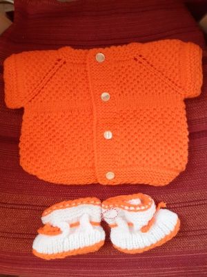 Ръчно плетени бебешки жилетки с къс ръкав  и терлички - оранж