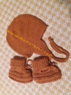 Комплект бебешка ръчно плетена шапка с ушички  и терлички