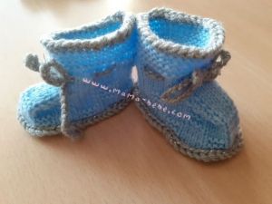 Ръчно плетени терлички  за новородено - синьо със сив кант с ламе