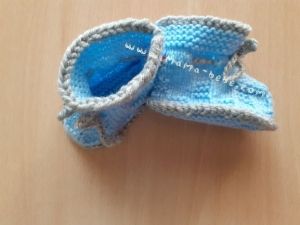 Ръчно плетени терлички  за новородено - синьо със сив кант с ламе