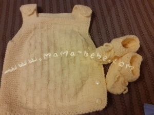 Ръчно плетени бебешка рокля/ елече със странично закопчаване  и терлички 