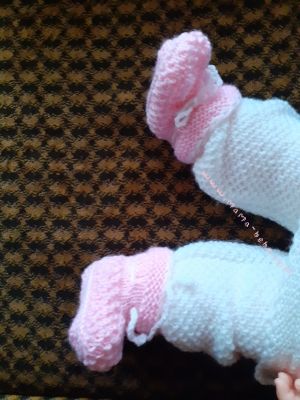 Ръчно плетени  панталон и терлички  за бебета 0- 12 месеца