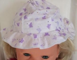 Бебешка шапка момиче с периферия -лилави пеперуди