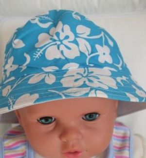 Бебешка шапка с периферия - синя с бели цветя