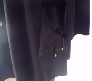Дамска жилетка с джоб, мотив кожа, цвят черен