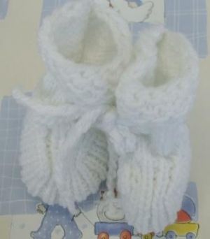 Ръчно плетени терлички  за новородено - бяло