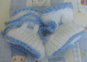 Ръчно плетени терлички  за новородено - бяло със синьо