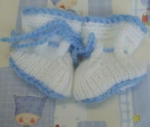 Ръчно плетени терлички  за новородено - бяло със синьо