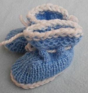Ръчно плетени терлички  за новородено - синьо с бяло С поръчка!