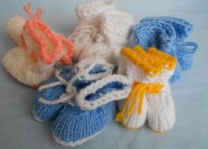 Ръчно плетени терлички  за новородено - синьо с бяло С поръчка!