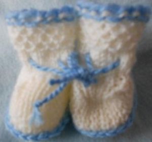 Ръчно плетени терлички  за новородено - екрю със синьо. С поръчка!