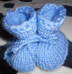 Ръчно плетени терлички  за новородено - синьо . С поръчка!