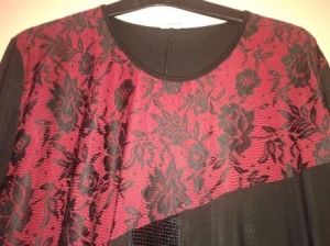  Дамски блузон дълъг ръкав. Цвят черен  с червена платка  в комбинация с черна дантела и паети.