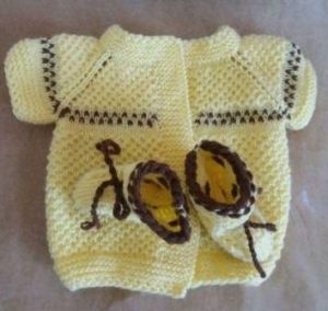 Бебешка ръчно плетена желетка с къс ръкав