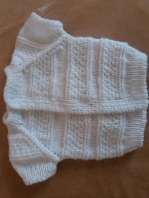 Бебешка ръчно плетена желетка с къс ръкав