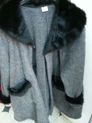 Дамска пелерина-пончо цвят : сив с черна кожена яка