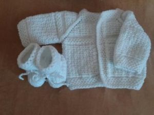 Комплект за новородено 4 части, ръчно плетен. 