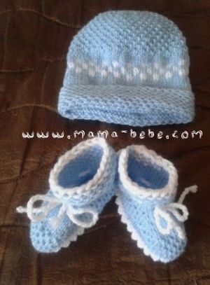 Комплект бебешки шапка и терлички, ръчно плетен.
