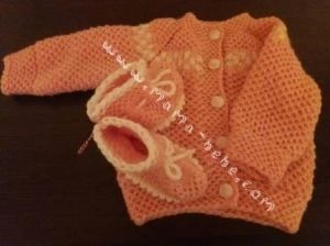 Комплект бебешка ръчно плетена жилетка с дълъг ръкав и терлички